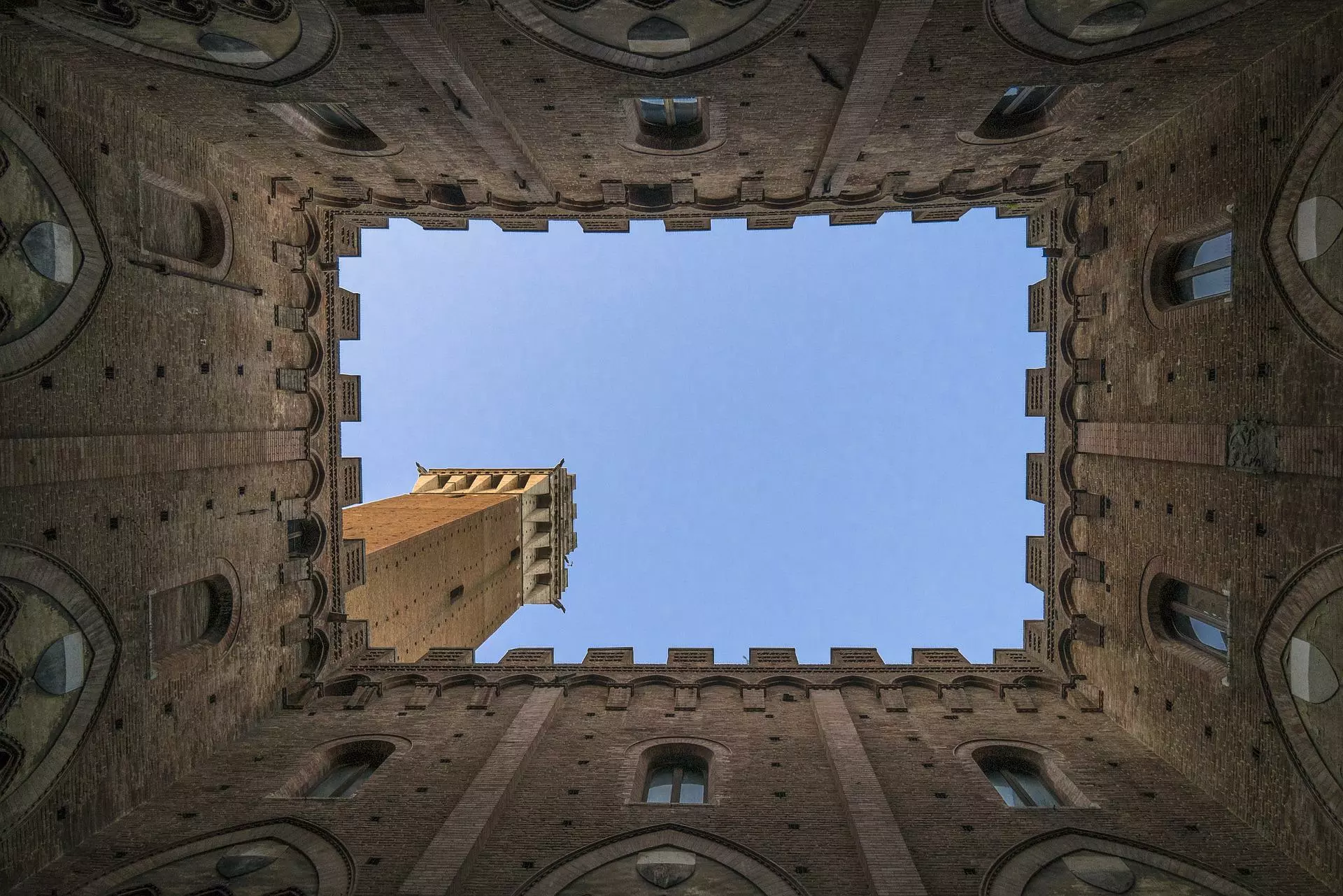 The Sienese arch viewed from below